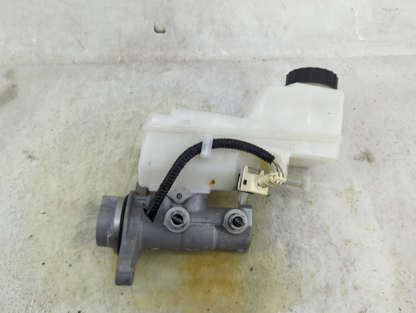 Toyota Corolla Im Brake Master Cylinder - Oemusedautoparts1.com