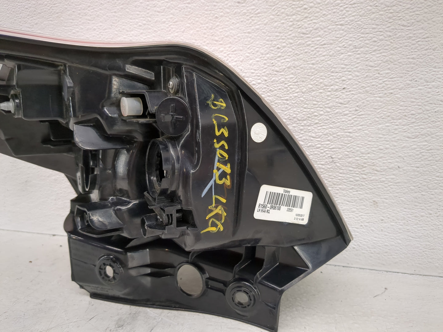 2016-2018 Toyota Rav4 Tail Light Assembly Driver Left OEM P/N:81560-0R06100 Fits Fits 2016 2017 2018 OEM Used Auto Parts - O