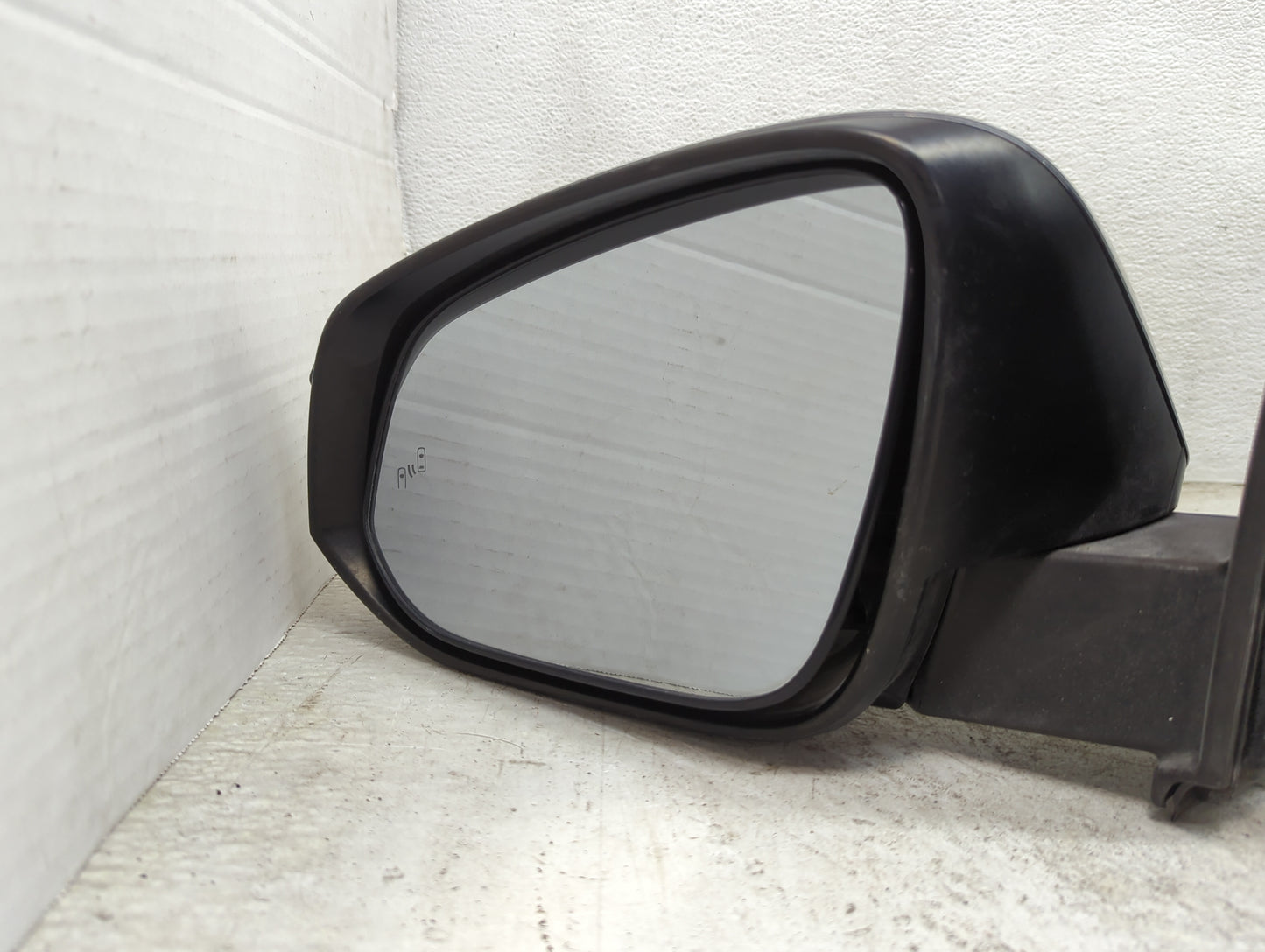 2015-2018 Toyota Rav4 Driver Side View Mirror - Left Door Mirror OEM Used - Oemusedautoparts1.com