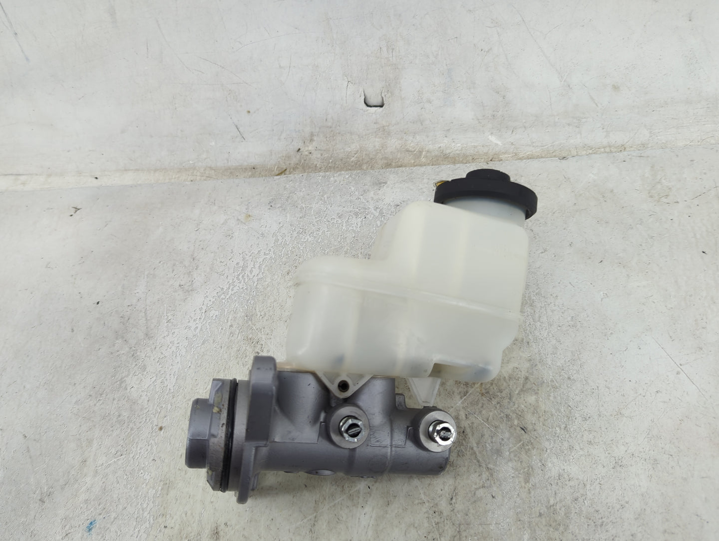 2013-2018 Toyota Rav4 Brake Master Cylinder 1490734 - Oemusedautoparts1.com