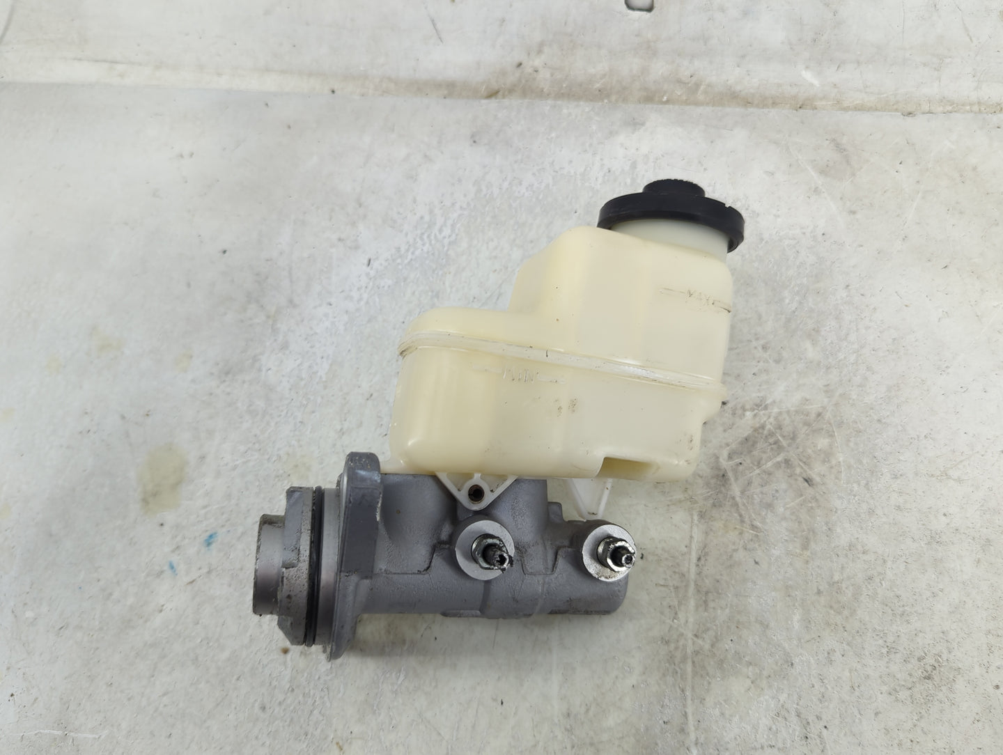 2013-2018 Toyota Rav4 Brake Master Cylinder 1490782 - Oemusedautoparts1.com