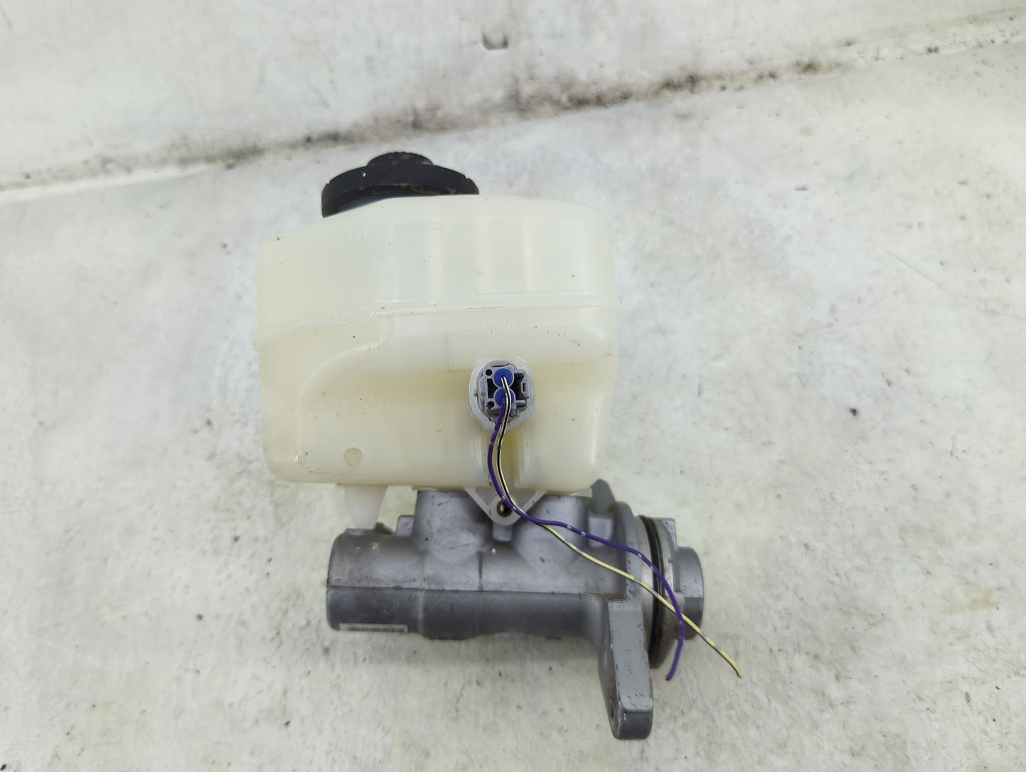 2018 Toyota Rav4 Brake Master Cylinder 1492144 - Oemusedautoparts1.com