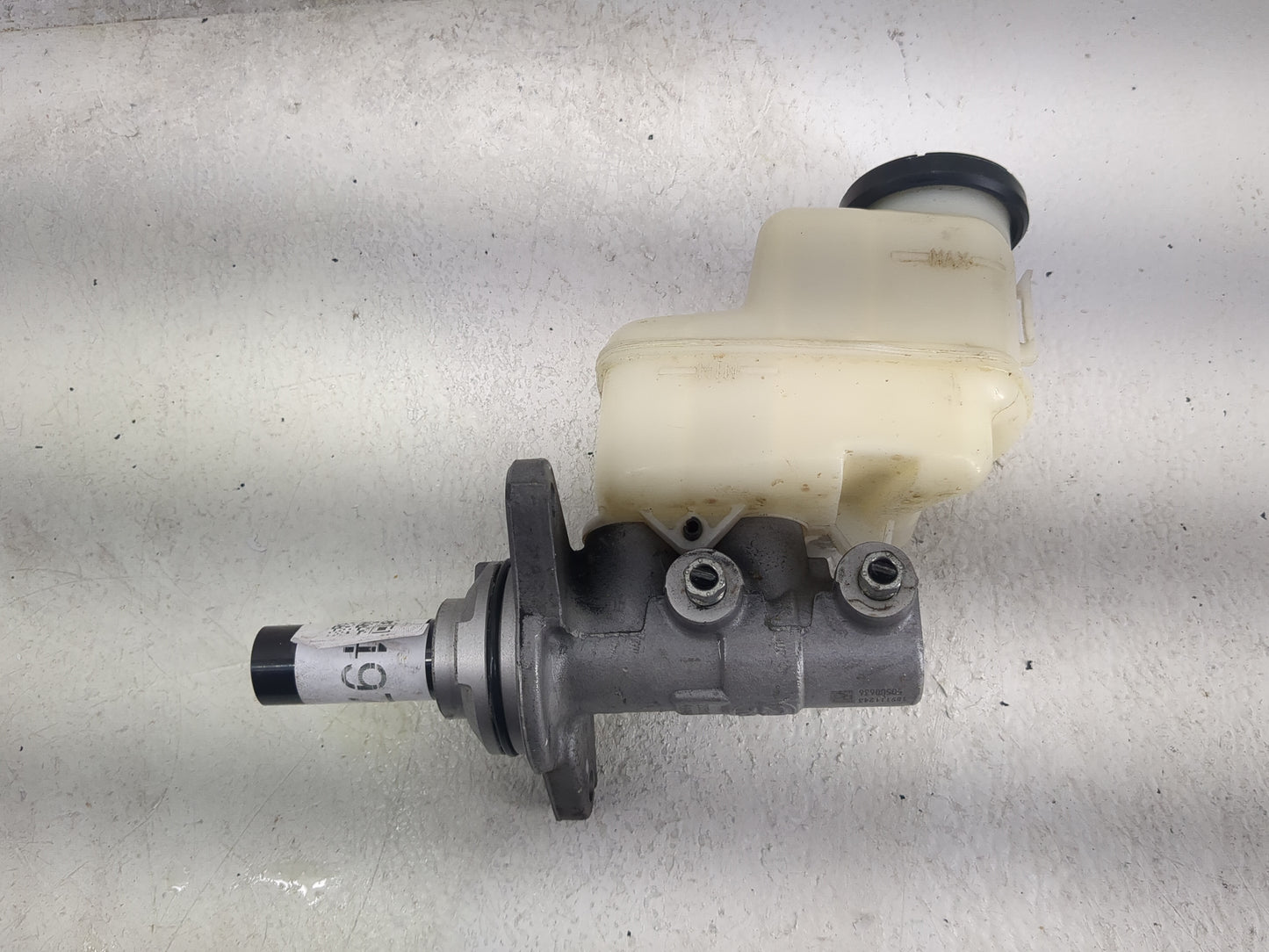 2013-2018 Toyota Rav4 Brake Master Cylinder 1497761 - Oemusedautoparts1.com