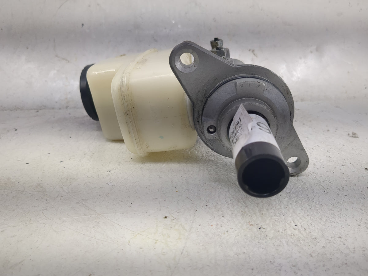 2013-2018 Toyota Rav4 Brake Master Cylinder 1497761 - Oemusedautoparts1.com