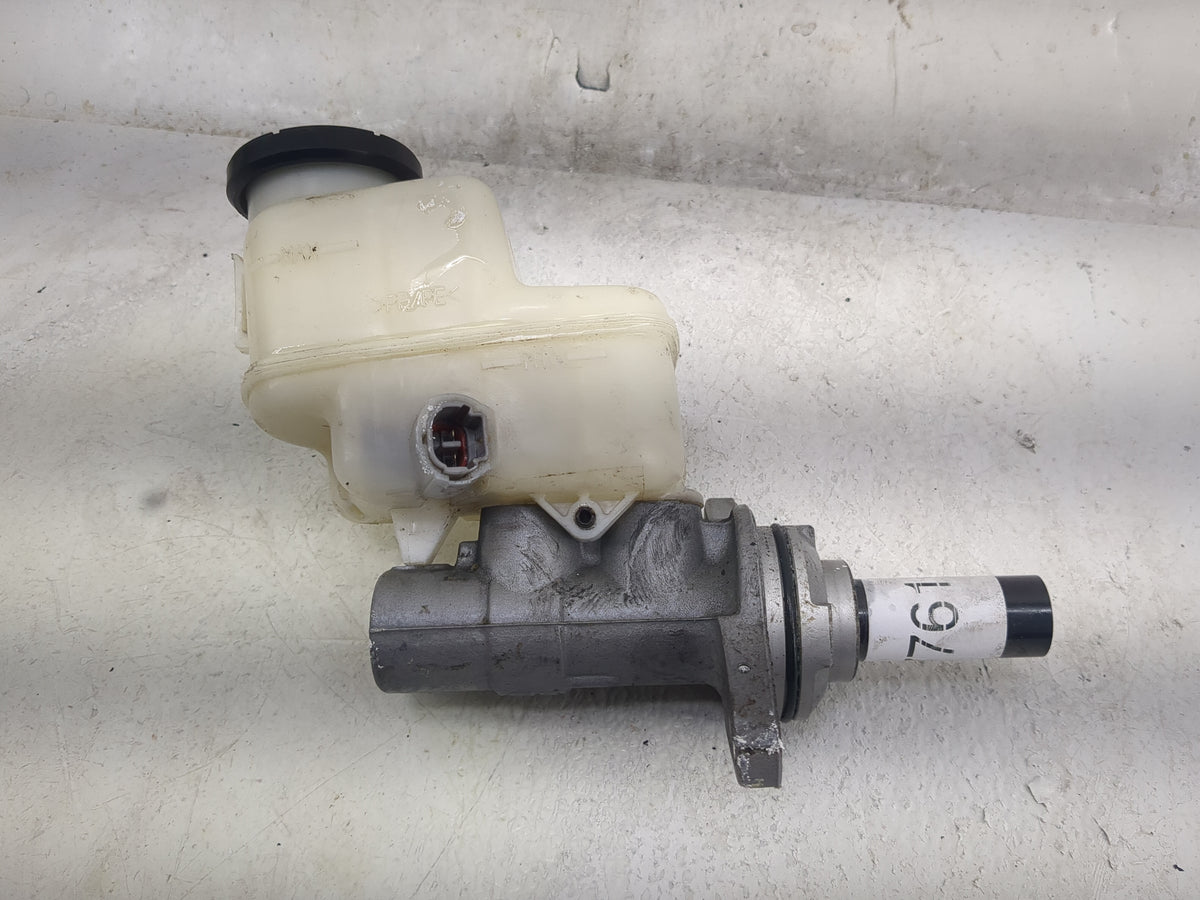 2013-2018 Toyota Rav4 Brake Master Cylinder 1497761 - Oemusedautoparts1.com