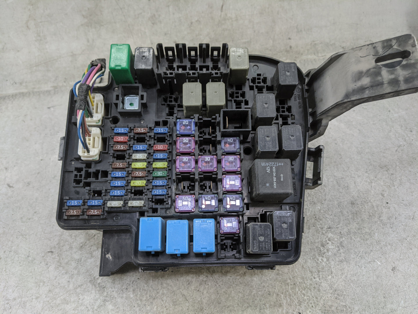 2017-2018 Toyota Yaris Ia Fusebox Fuse Box Panel Relay Module P/N:DB5J-6676Y KF541, DB5J-66767 Fits Fits 2016 2017 2018 2019