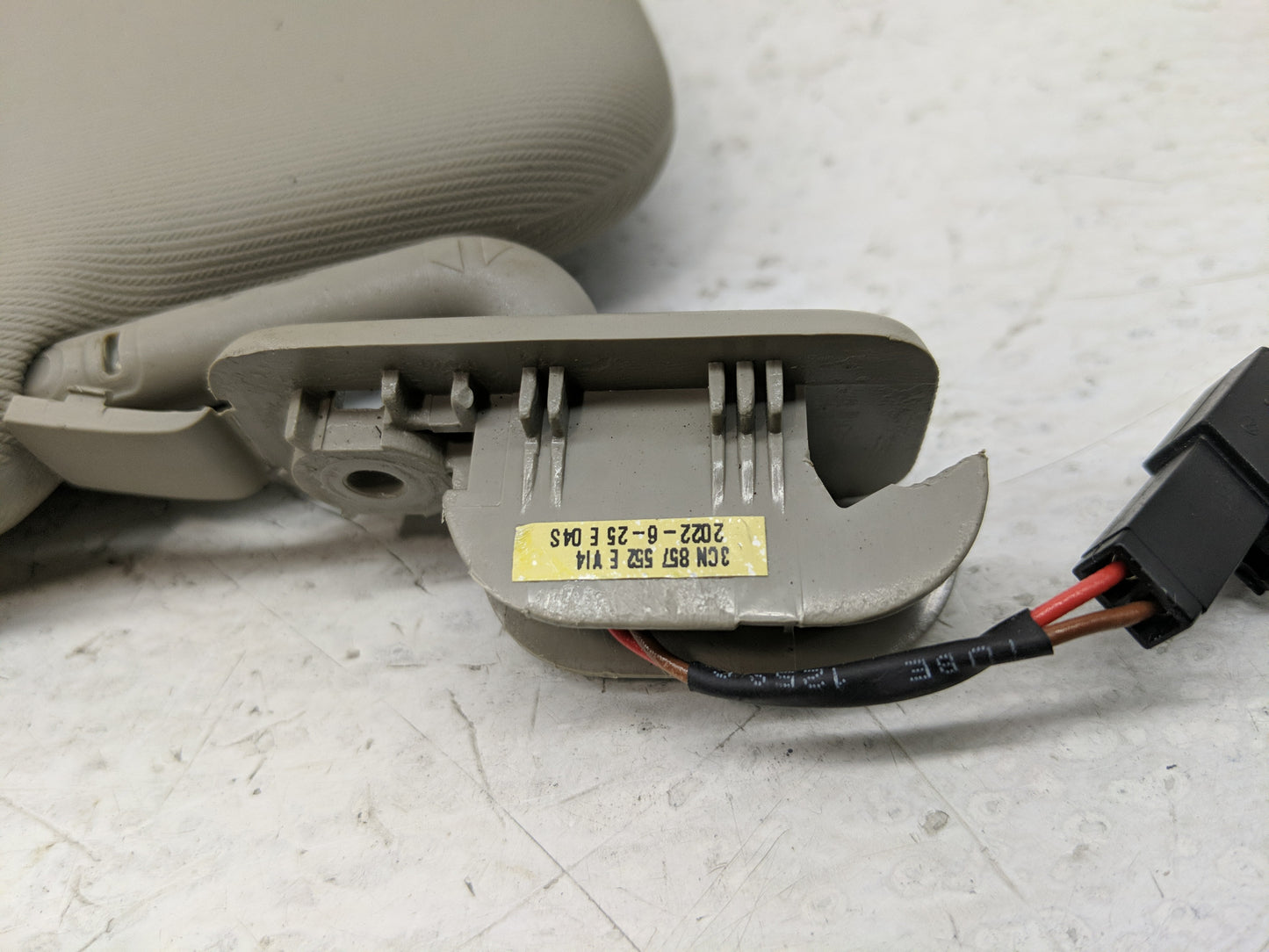 2020-2022 Volkswagen Atlas Sun Visor Shade Replacement Driver Left Mirror Fits Fits 2020 2021 2022 OEM Used Auto Parts - Oem
