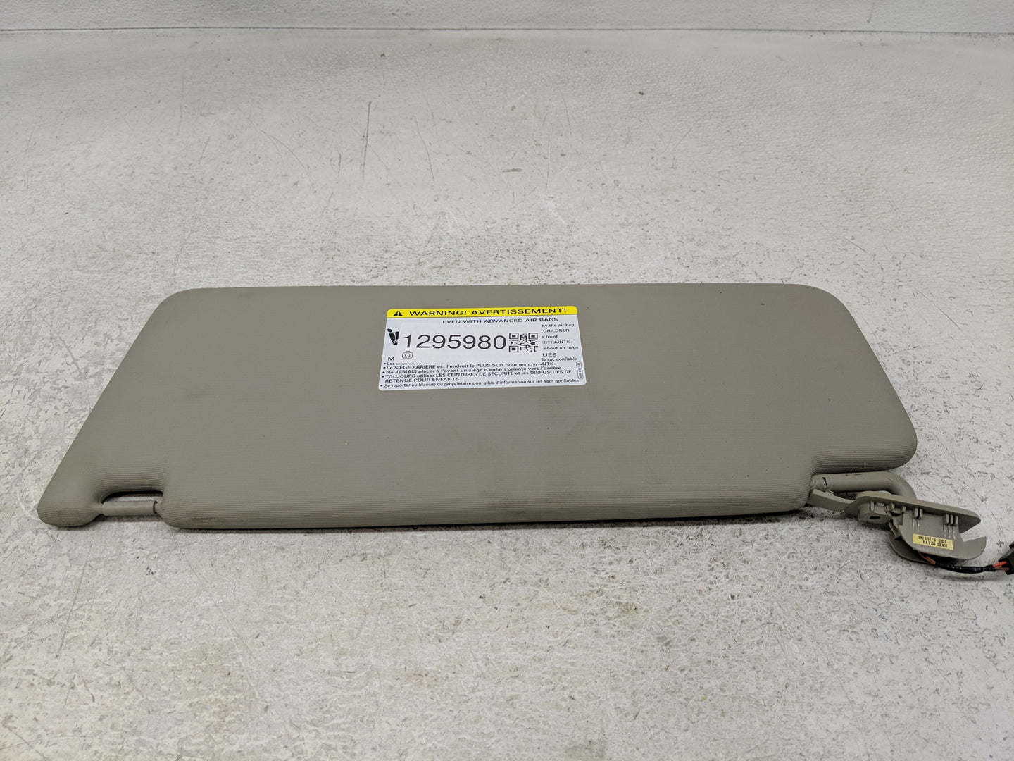2020-2022 Volkswagen Atlas Sun Visor Shade Replacement Driver Left Mirror Fits Fits 2020 2021 2022 OEM Used Auto Parts - Oem