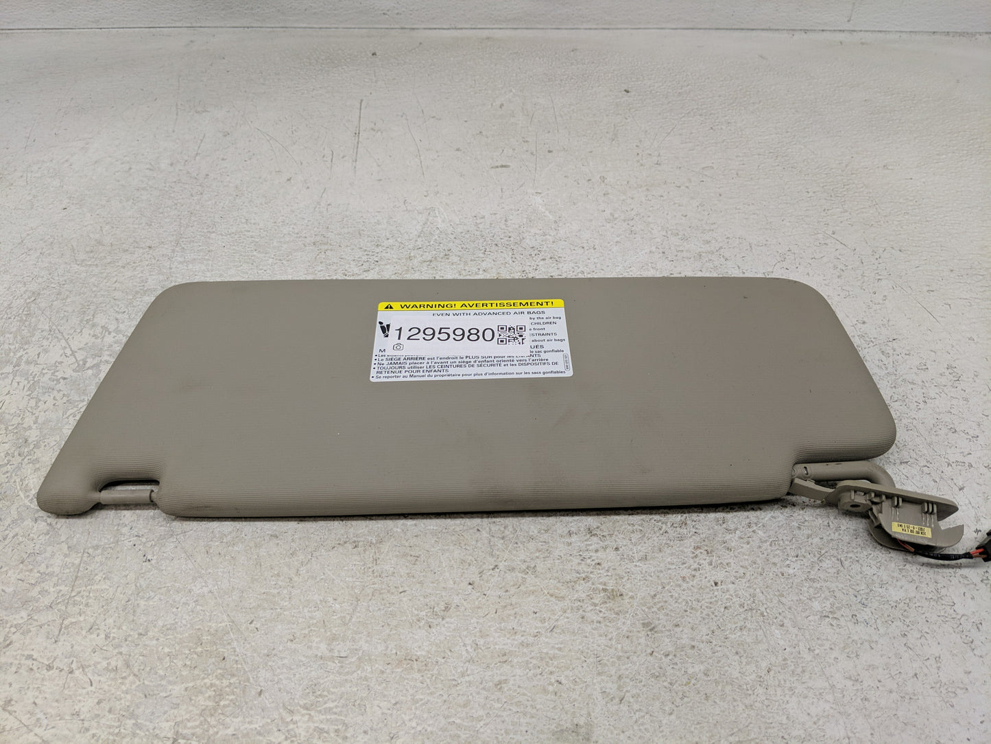 2020-2022 Volkswagen Atlas Sun Visor Shade Replacement Driver Left Mirror Fits Fits 2020 2021 2022 OEM Used Auto Parts - Oem