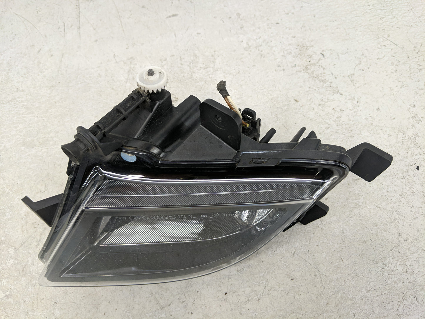 2015-2018 Volkswagen Jetta Passenger Right Oem Front Light Lamp - Oemusedautoparts1.com