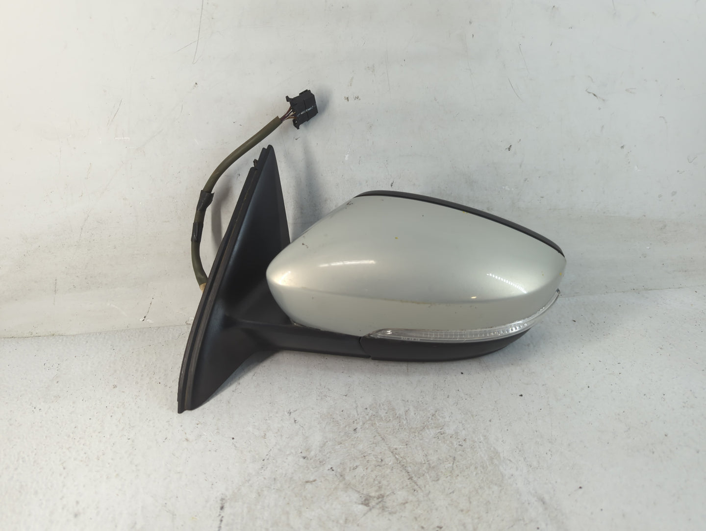 2015-2018 Volkswagen Jetta Driver Side View Mirror - Left Door Mirror OEM Used - Oemusedautoparts1.com