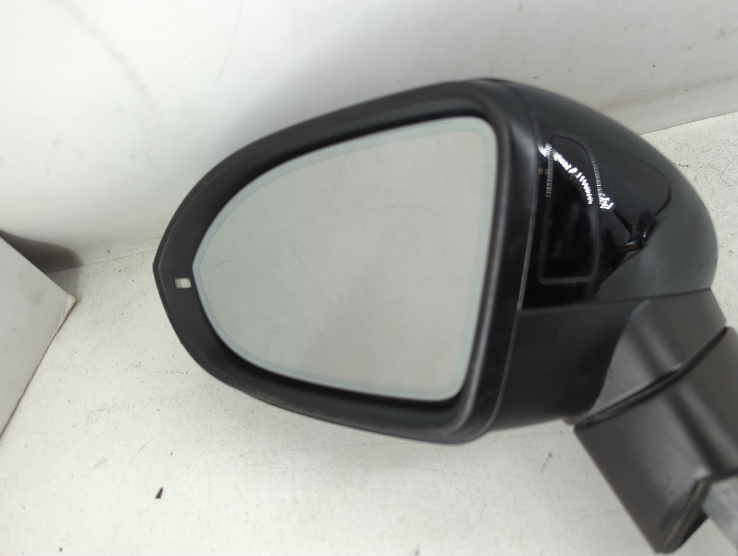 2016-2020 Volkswagen Passat Driver Side View Mirror - Left Door Mirror OEM Used - Oemusedautoparts1.com