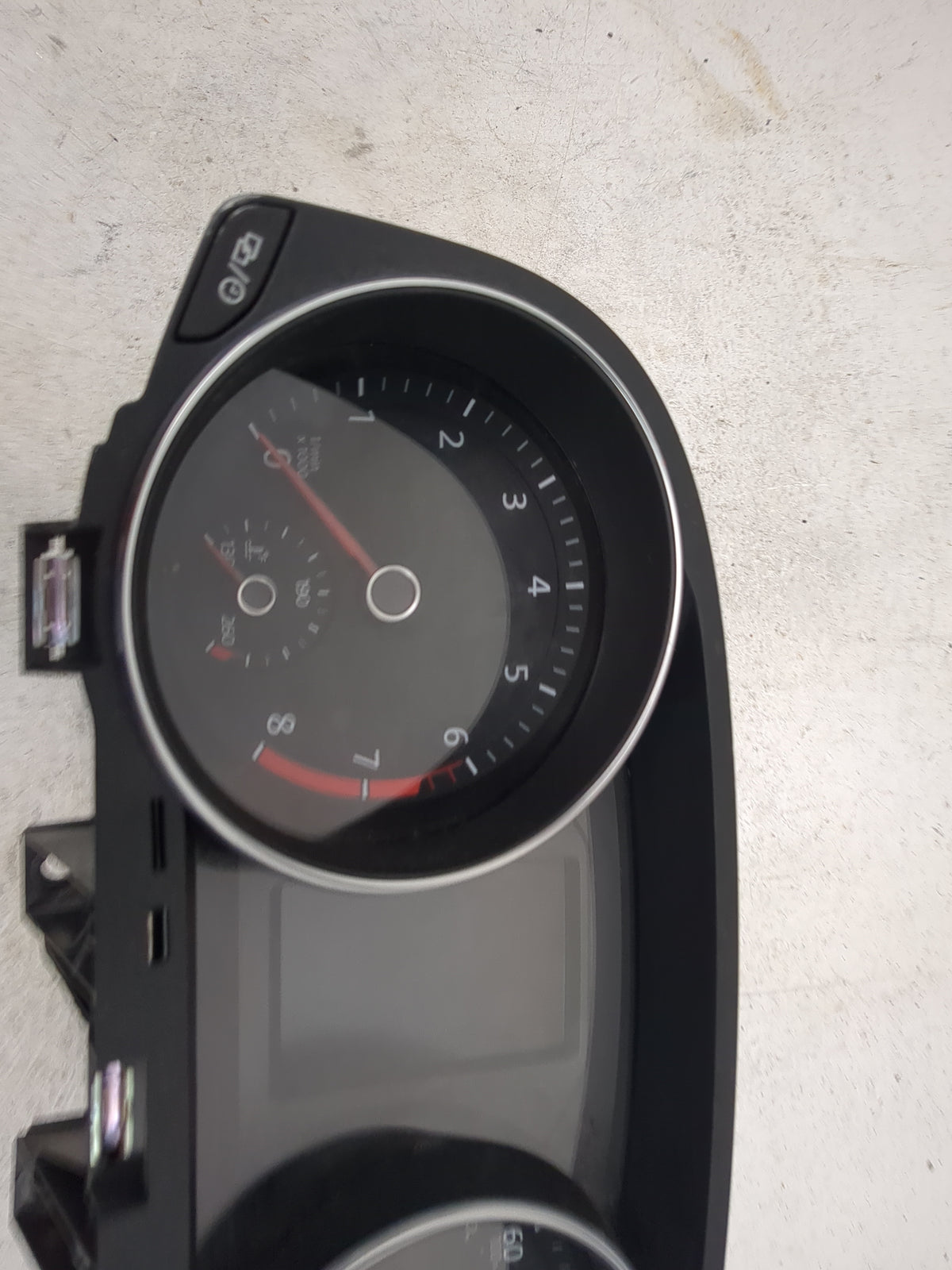 2016-2019 Volkswagen Passat Instrument Cluster Speedometer Gauges P/N:561920971 A2C38979000 Miles:85K Fits OEM Used Auto Par