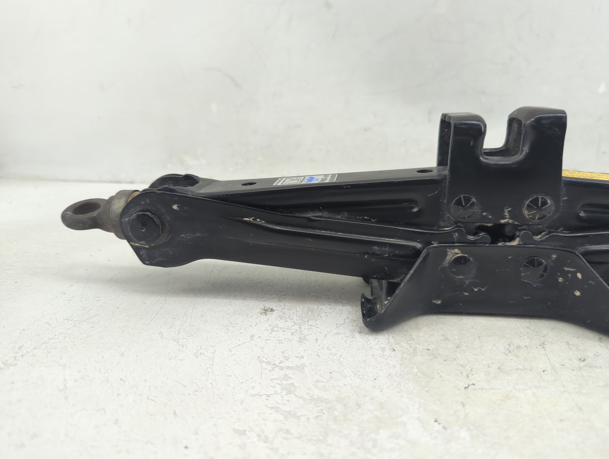 2018 Volkswagen Tiguan Spare Scissor Car Jack 1390180 - Oemusedautoparts1.com
