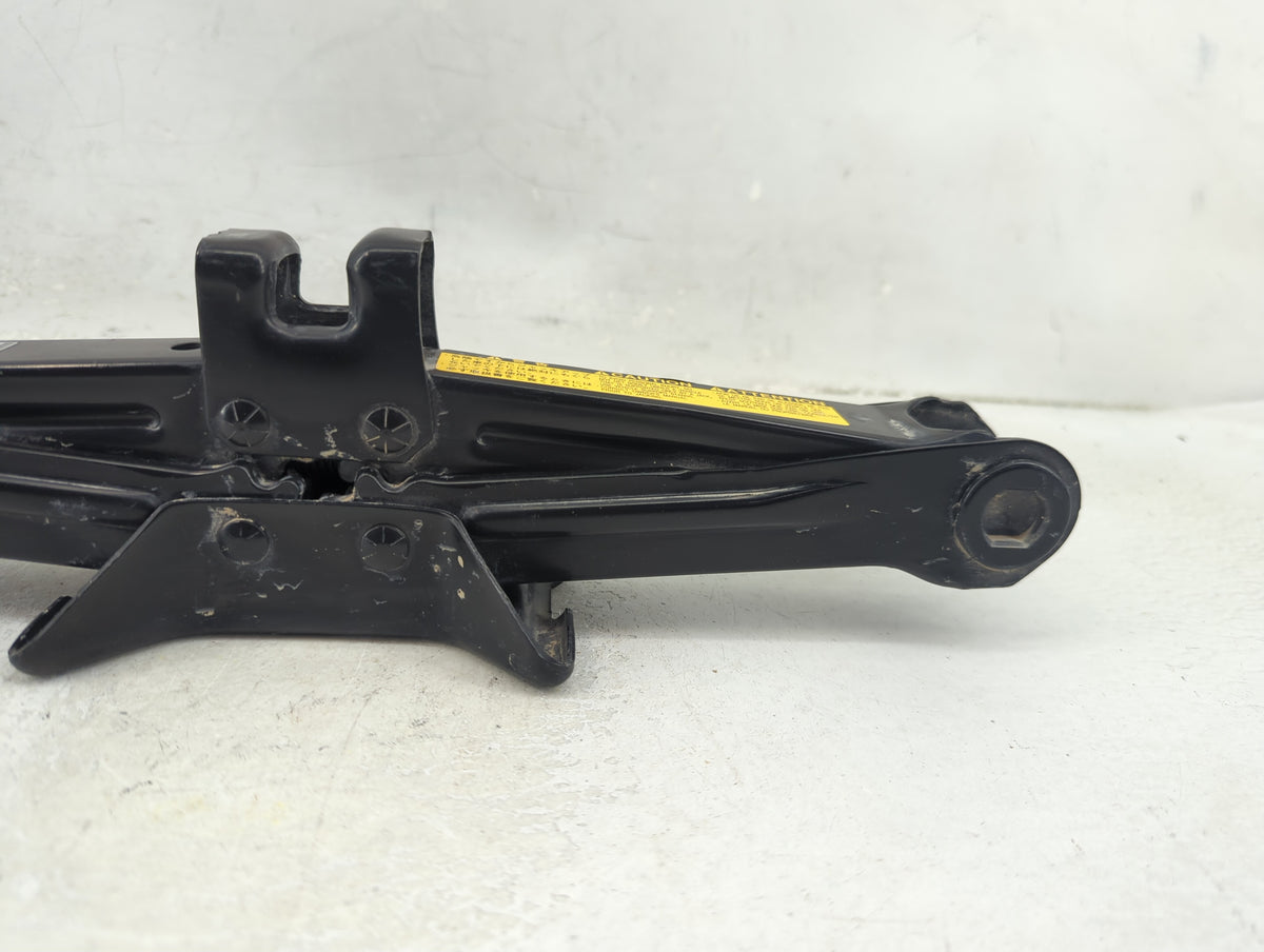 2018 Volkswagen Tiguan Spare Scissor Car Jack 1390180 - Oemusedautoparts1.com
