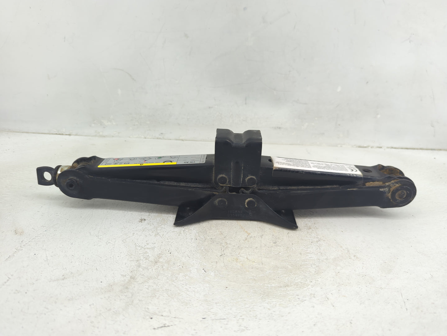 2018 Volkswagen Tiguan Spare Scissor Car Jack 1390182 - Oemusedautoparts1.com