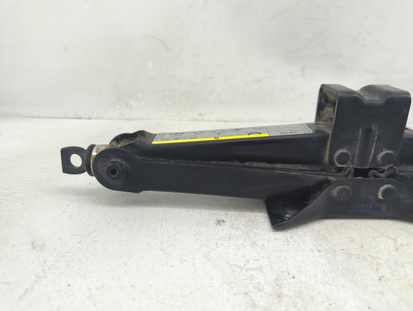 2018 Volkswagen Tiguan Spare Scissor Car Jack 1390182 - Oemusedautoparts1.com