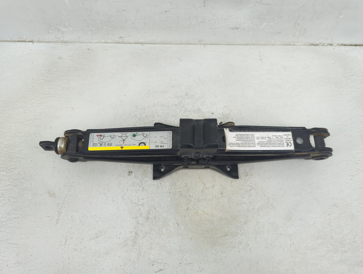 2018 Volkswagen Tiguan Spare Scissor Car Jack - Oemusedautoparts1.com