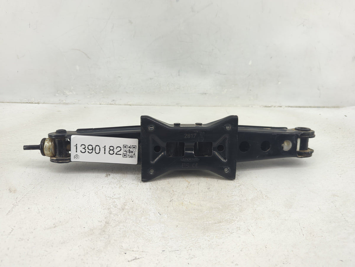 2018 Volkswagen Tiguan Spare Scissor Car Jack 1390182 - Oemusedautoparts1.com