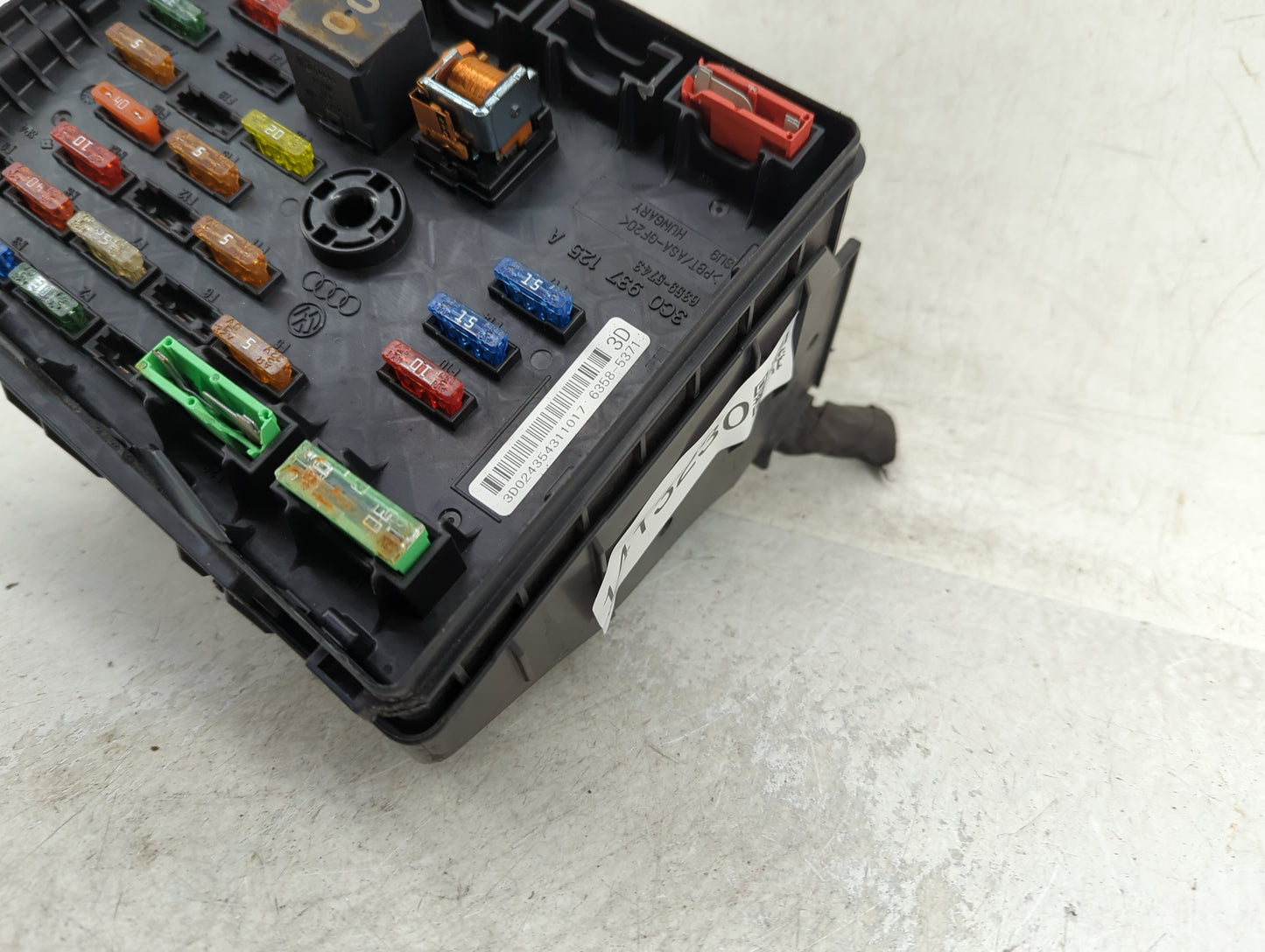 2012-2018 Volkswagen Tiguan Fusebox Fuse Box Panel Relay Module P/N:6359-5743 3C0 937 125 A Fits OEM Used Auto Parts - Oemus