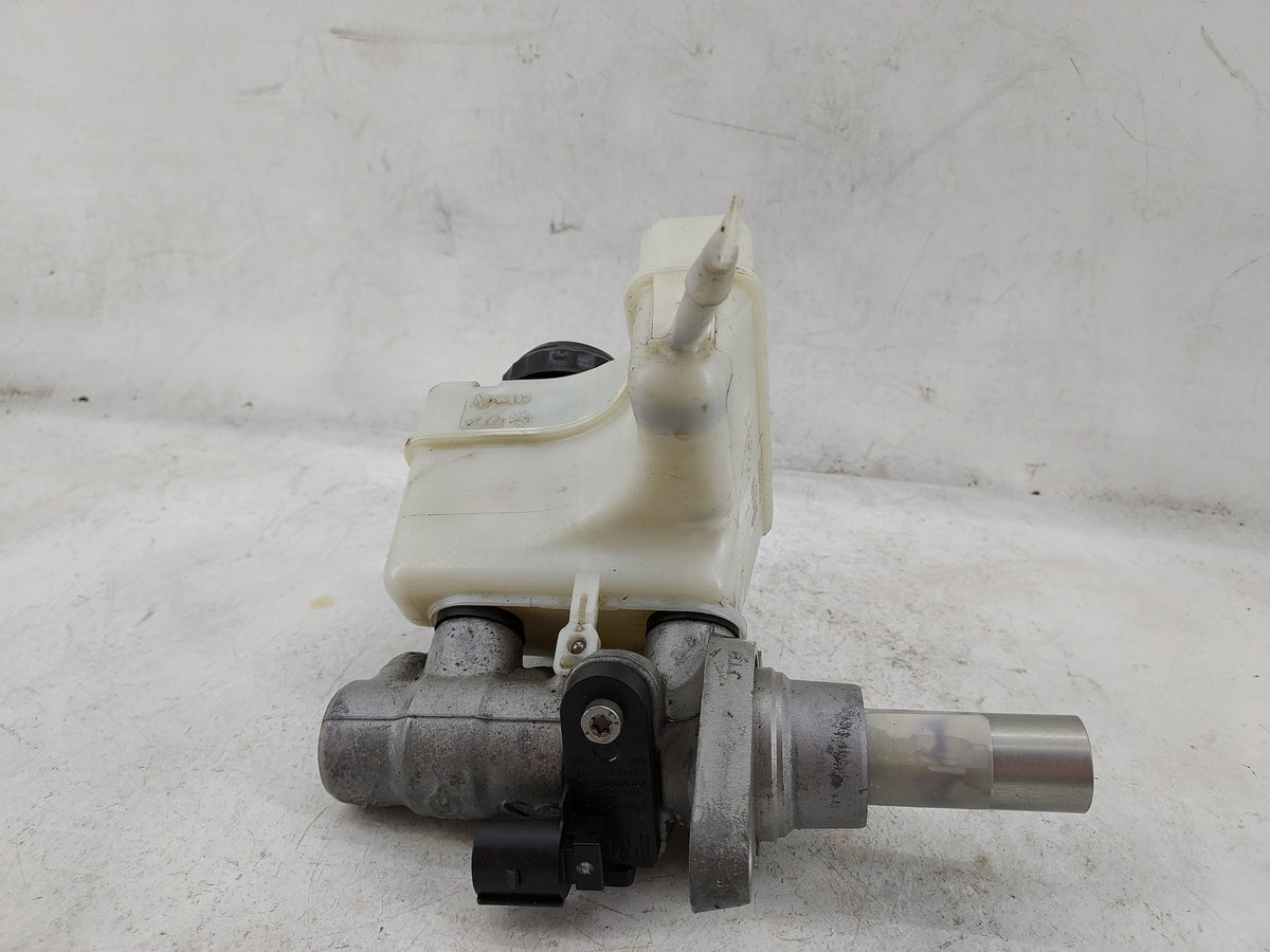 2009-2018 Volkswagen Tiguan Brake Master Cylinder 1499103 - Oemusedautoparts1.com
