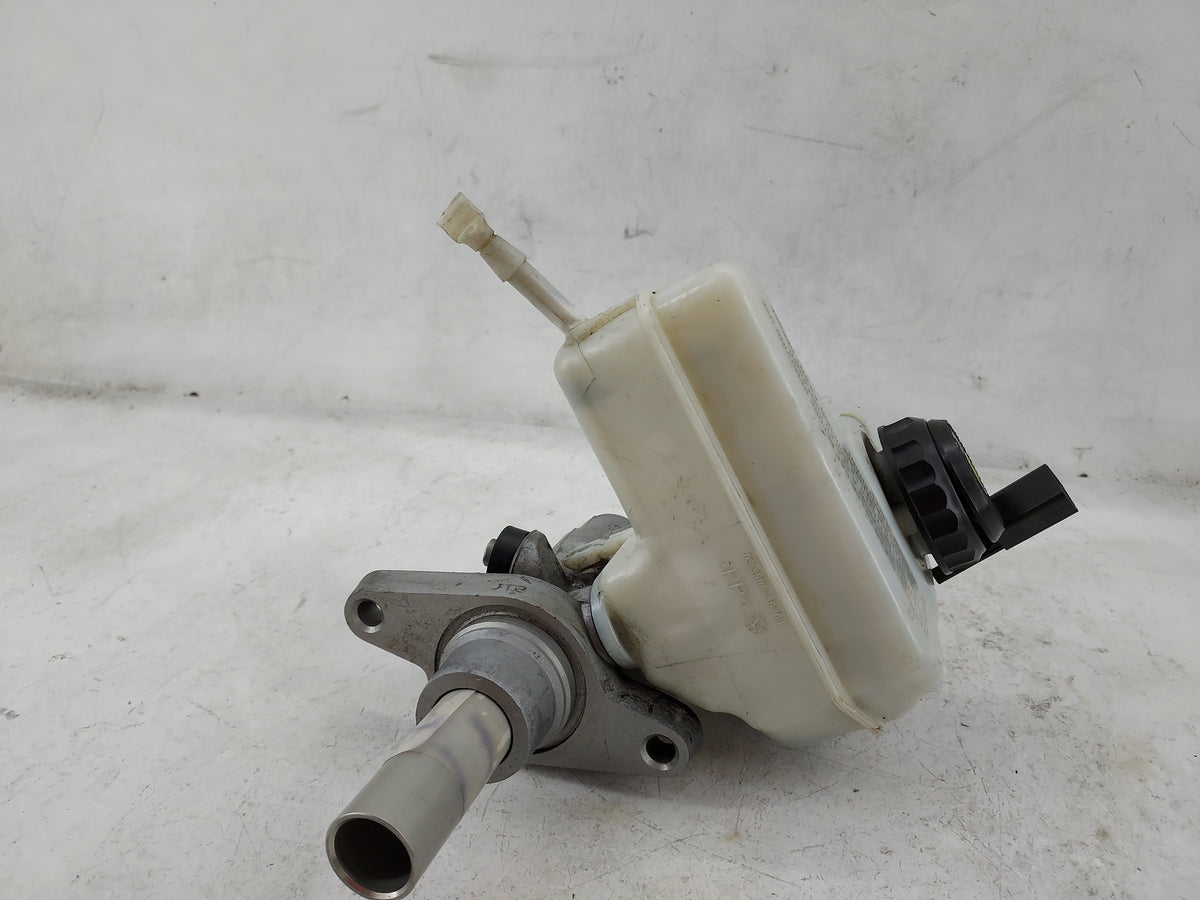 2009-2018 Volkswagen Tiguan Brake Master Cylinder 1499103 - Oemusedautoparts1.com