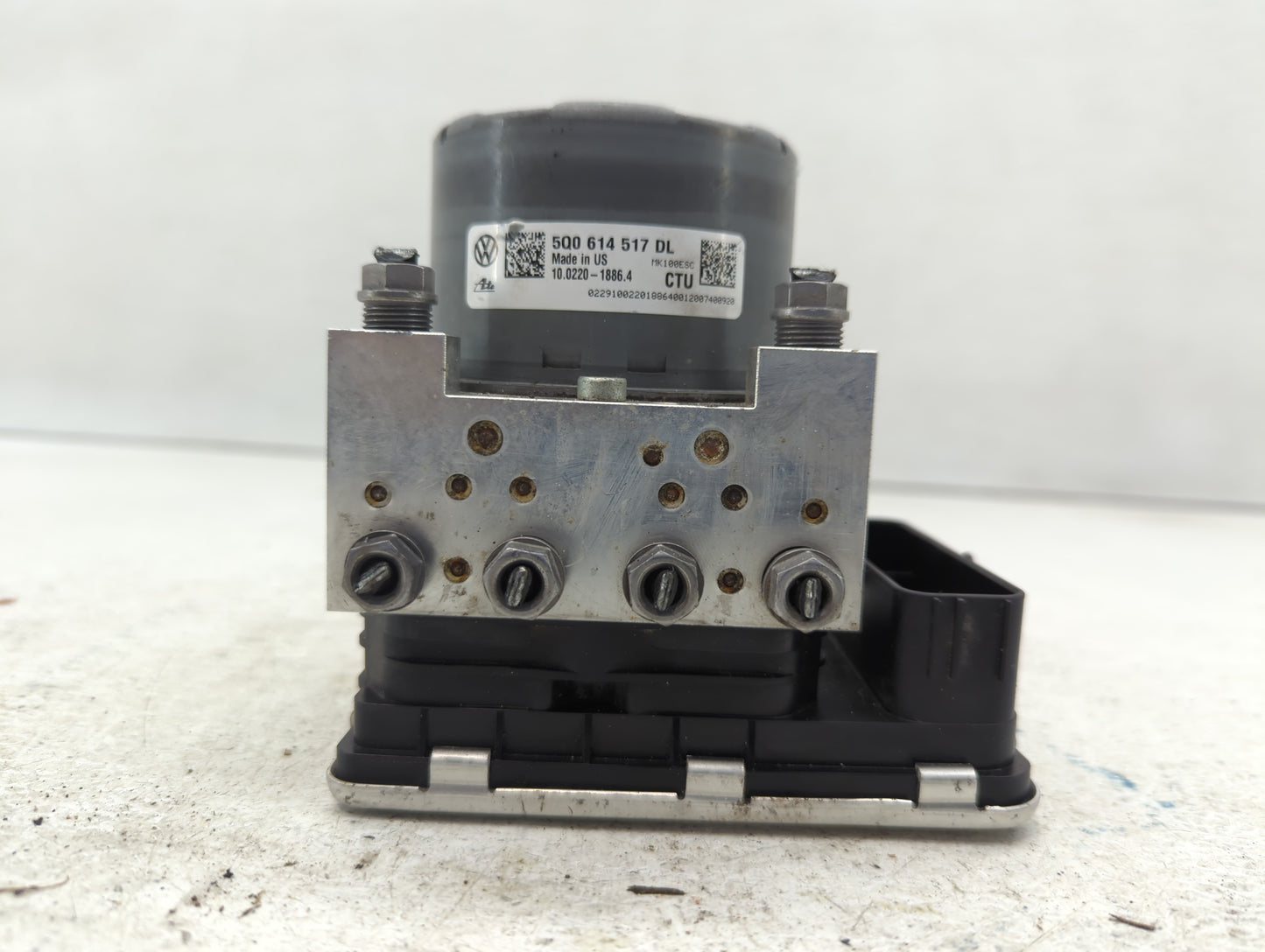 2018-2020 Volkswagen Tiguan ABS Pump Control Module Replacement P/N:5Q0 614 517 DL Fits Fits 2018 2019 2020 OEM Used Auto Pa
