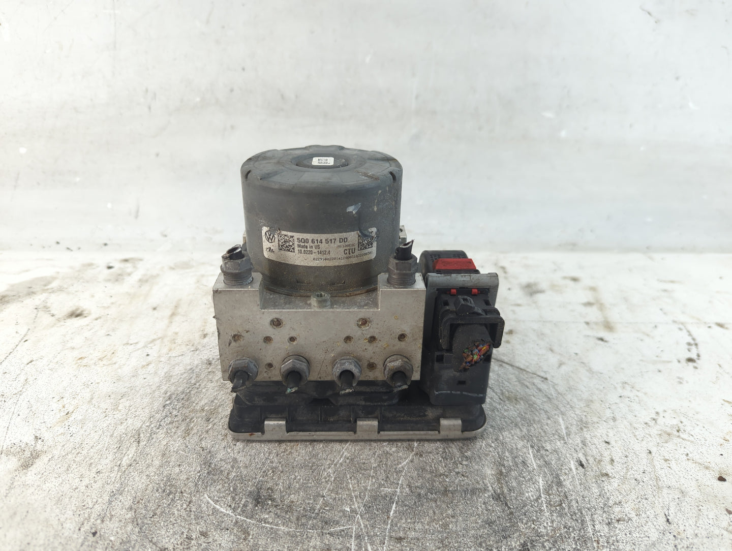 2018-2020 Volkswagen Tiguan ABS Pump Control Module Replacement P/N:5Q0 614 517 DD Fits Fits 2018 2019 2020 OEM Used Auto Pa