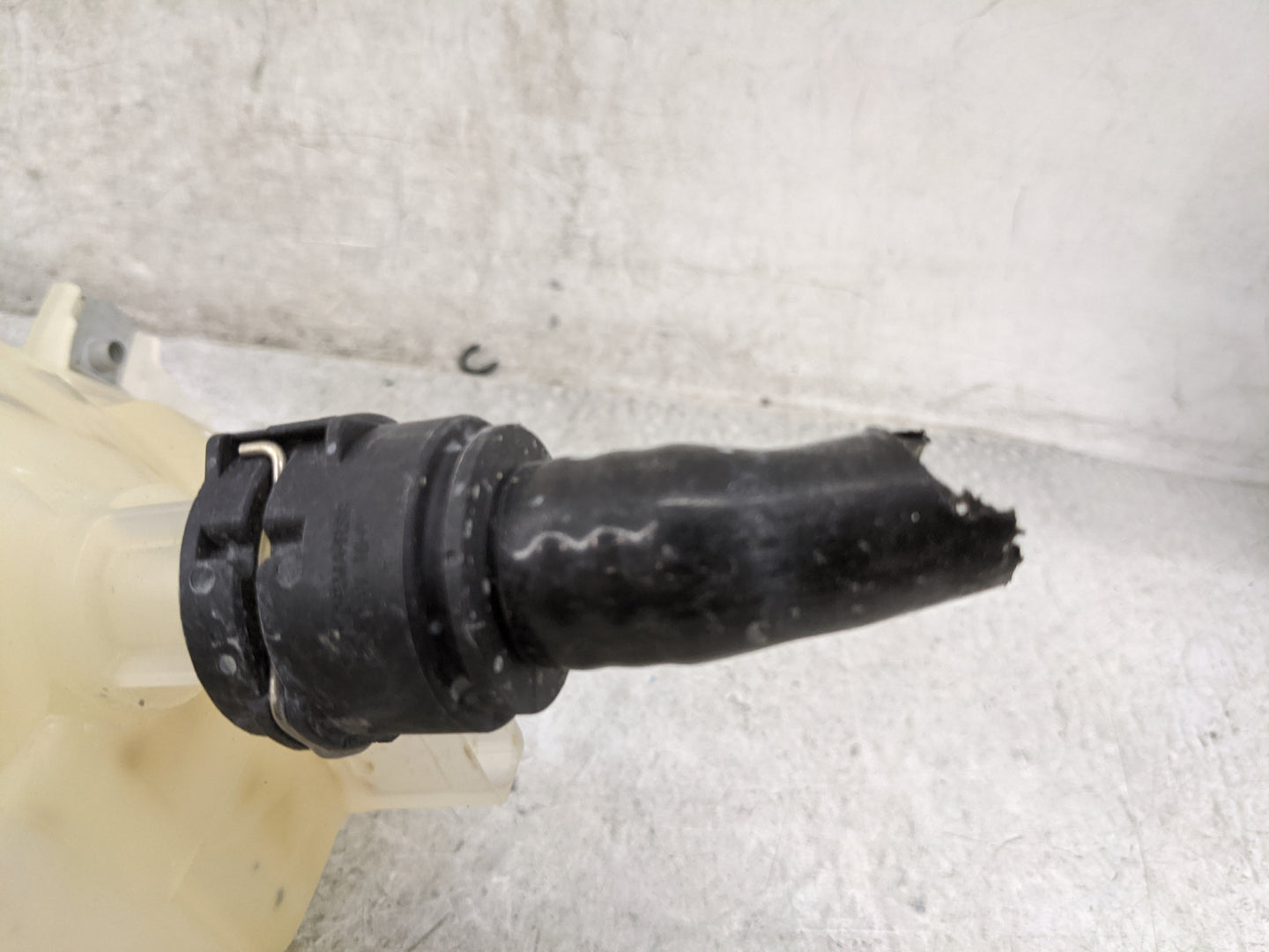 2019 Alfa Romeo Giulia Radiator Coolant Overflow Expansion Tank Bottle - Oemusedautoparts1.com