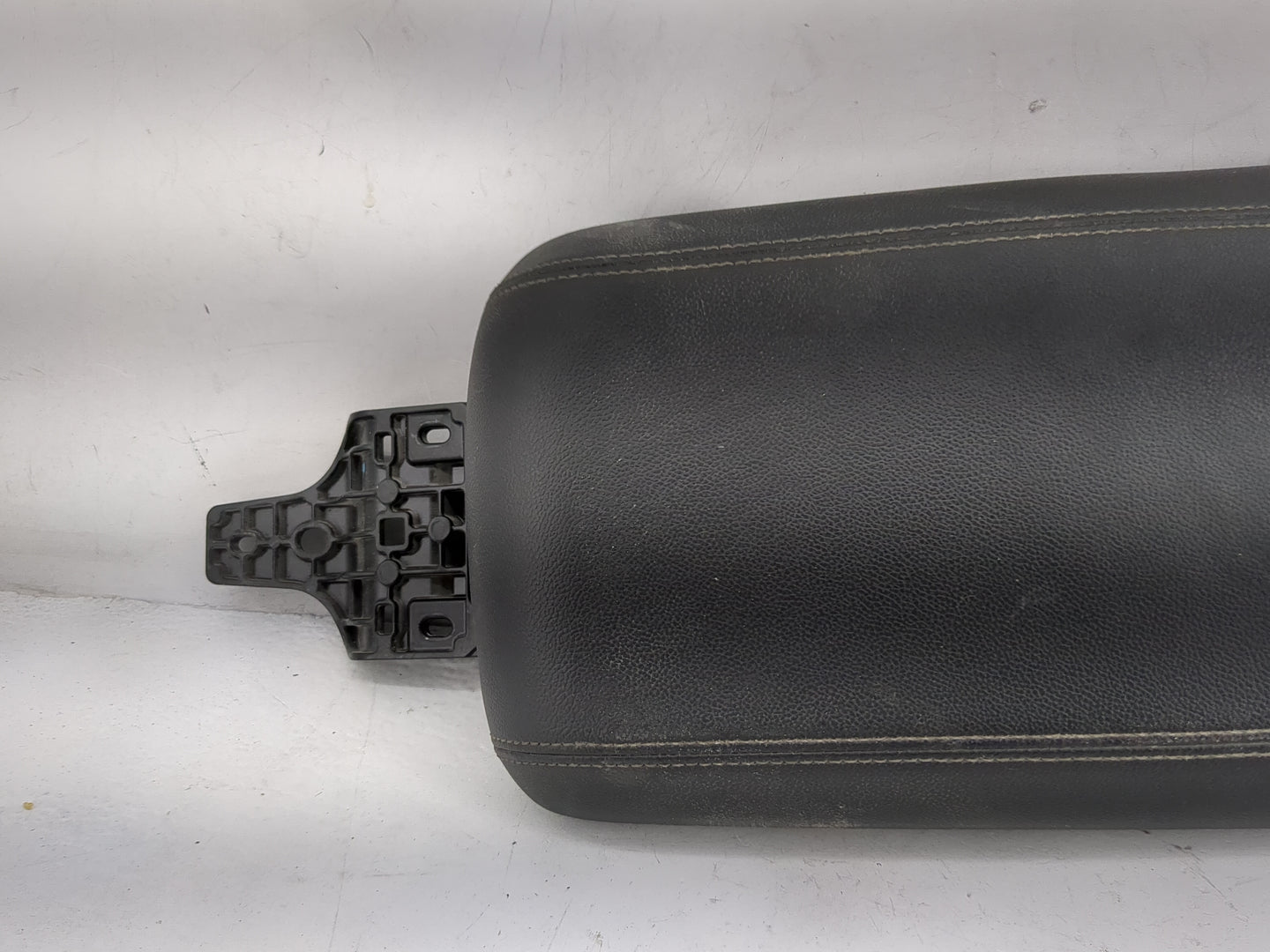 2019 Alfa Romeo Giulia Center Console Armrest Cover Lid P/N:A836 610/07 Fits OEM Used Auto Parts - Oemusedautoparts1.com