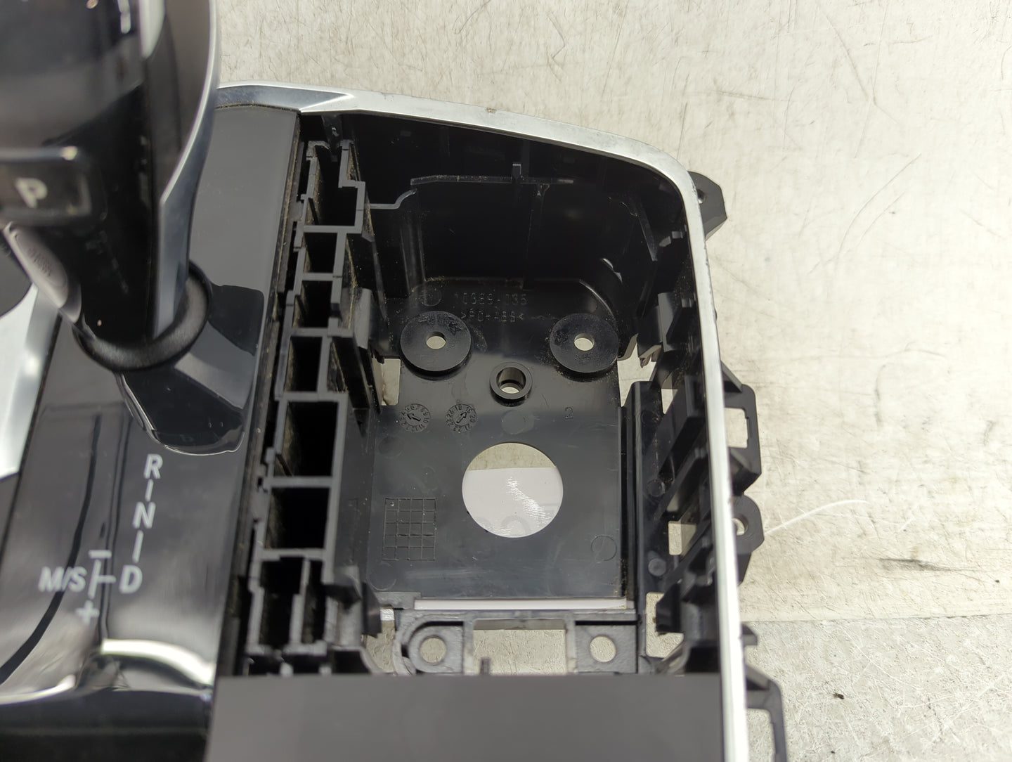 2019 Bmw 330i Floor Console Assembly Shifter - Oemusedautoparts1.com