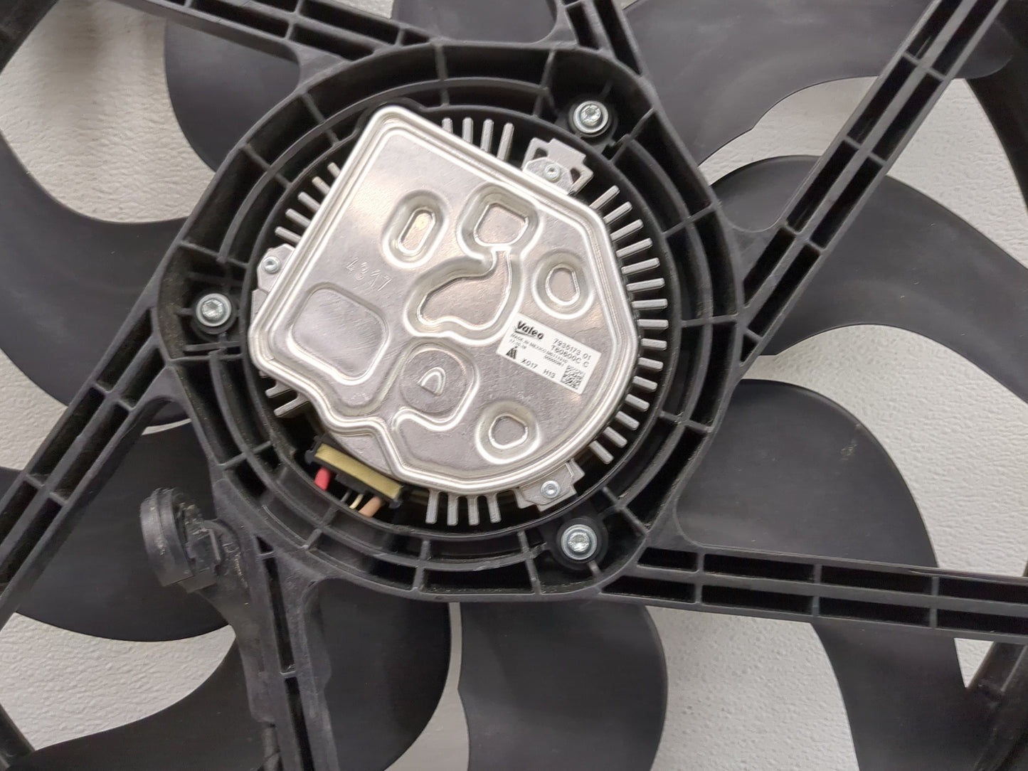 2019-2020 Bmw 330i Electric Radiator Cooling Fan Motor Assembly 1460652 - Oemusedautoparts1.com