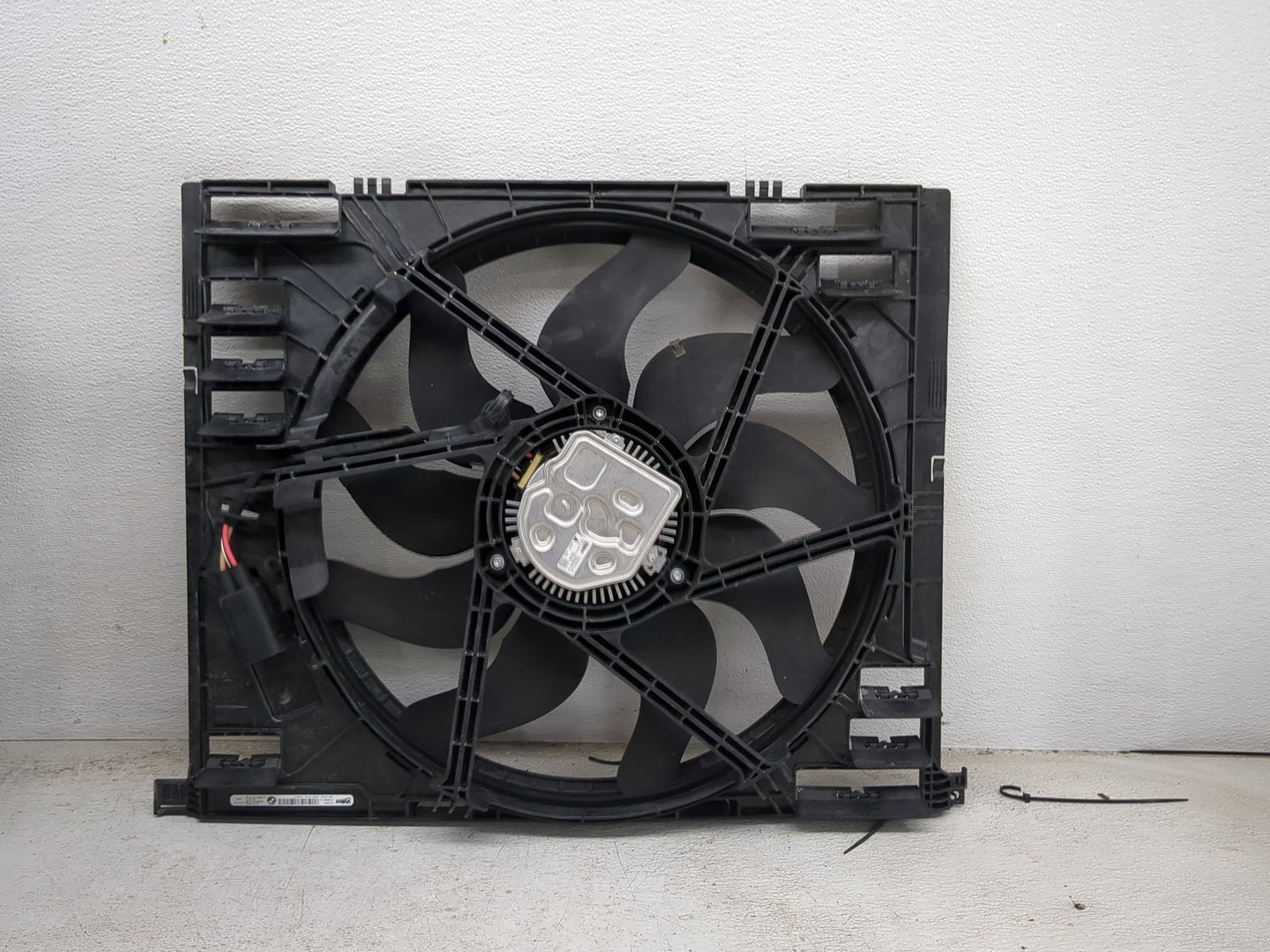 2019-2020 Bmw 330i Electric Radiator Cooling Fan Motor Assembly P/N:7300606 Fits Fits 2019 2020 OEM Used Auto Parts - Oemuse
