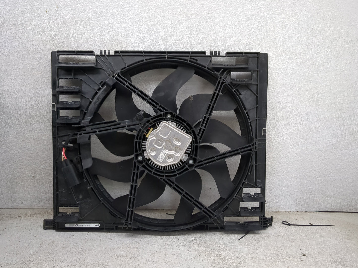 2019-2020 Bmw 330i Electric Radiator Cooling Fan Motor Assembly P/N:7300606 Fits Fits 2019 2020 OEM Used Auto Parts - Oemuse