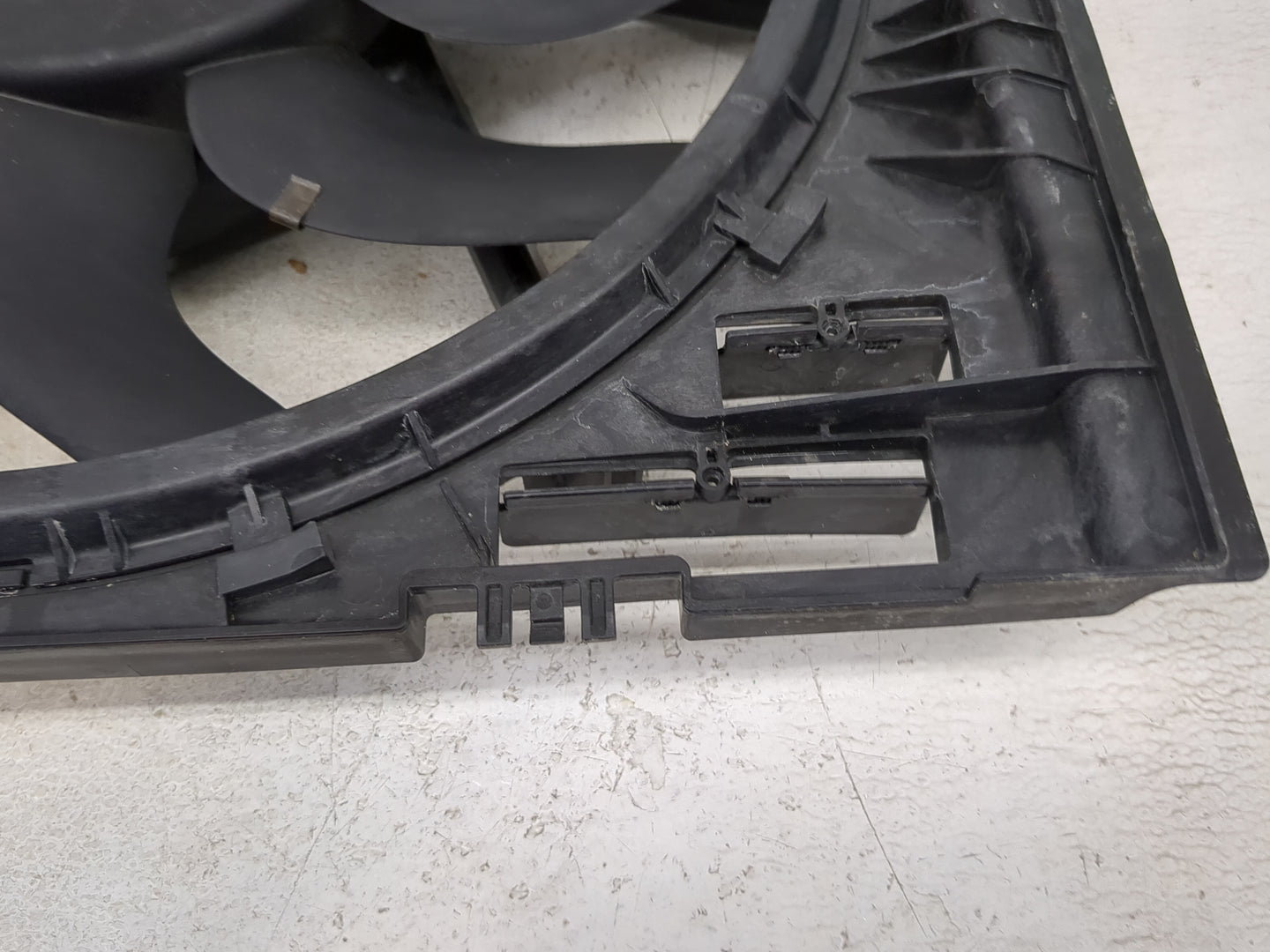 2019-2020 Bmw 330i Electric Radiator Cooling Fan Motor Assembly P/N:7300606 Fits Fits 2019 2020 OEM Used Auto Parts - Oemuse