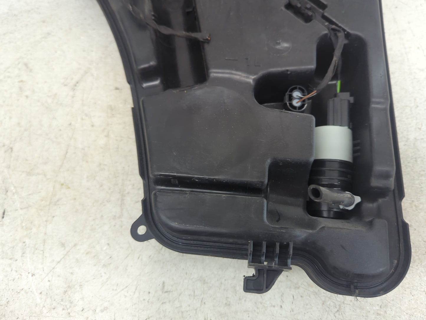 Bmw M550i Windshield Washer Fluid Reservoir Bottle Oem - Oemusedautoparts1.com