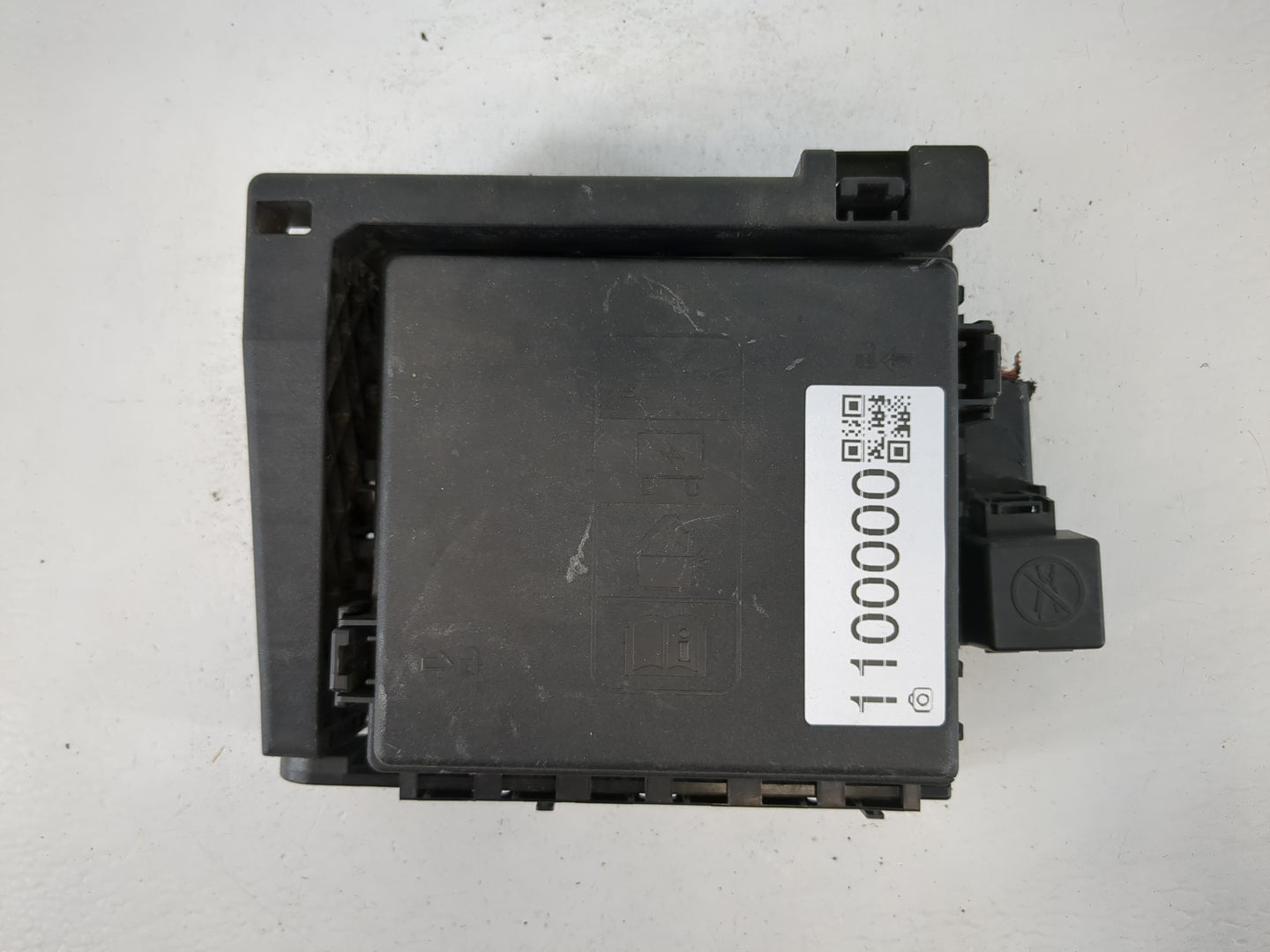2019-2020 Buick Enclave Fusebox Fuse Box Panel Relay Module P/N:84303340 Fits Fits 2019 2020 2021 2022 OEM Used Auto Parts -