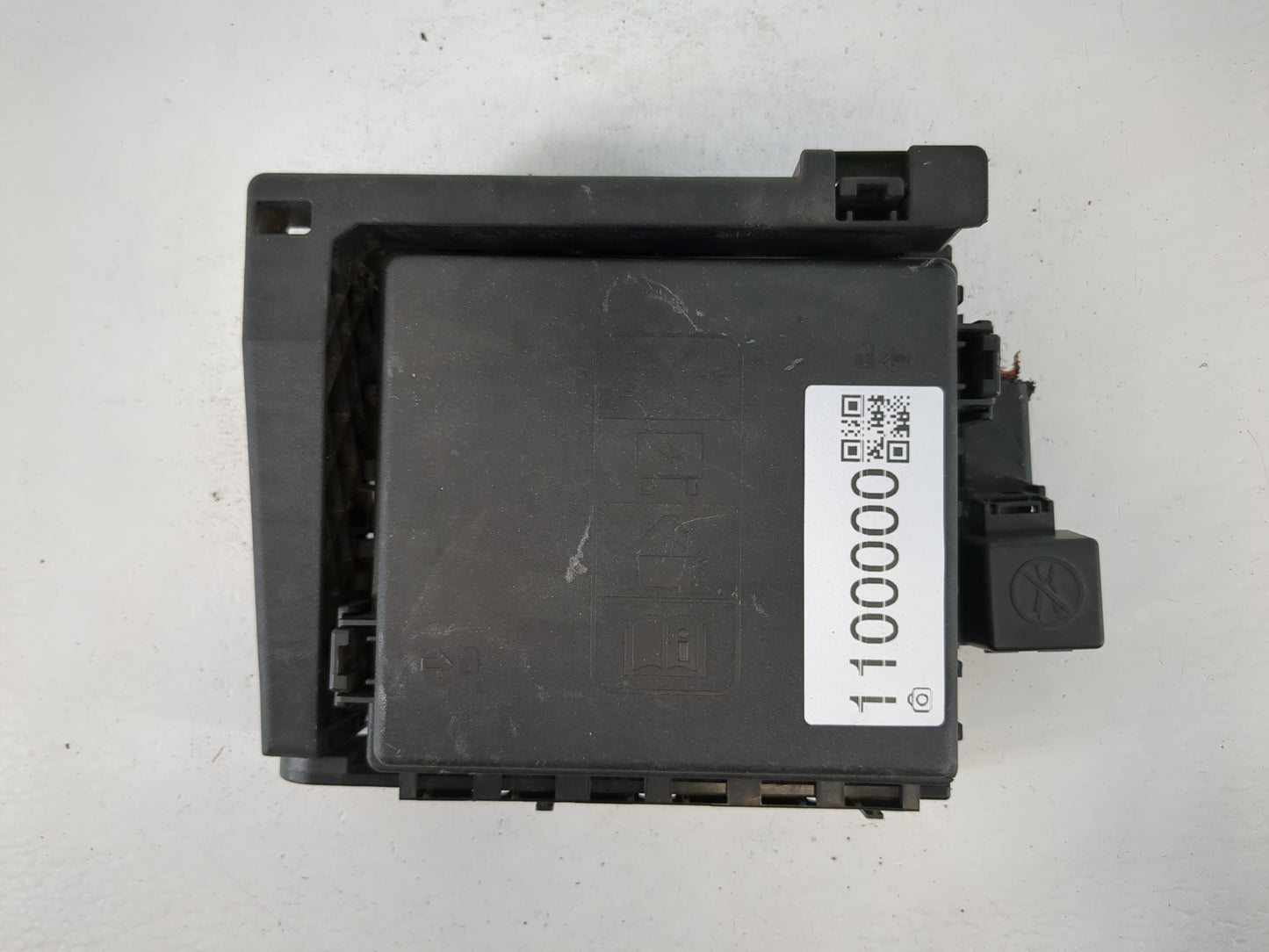 2019-2020 Buick Enclave Fusebox Fuse Box Panel Relay Module P/N:84303340 Fits Fits 2019 2020 2021 2022 OEM Used Auto Parts -