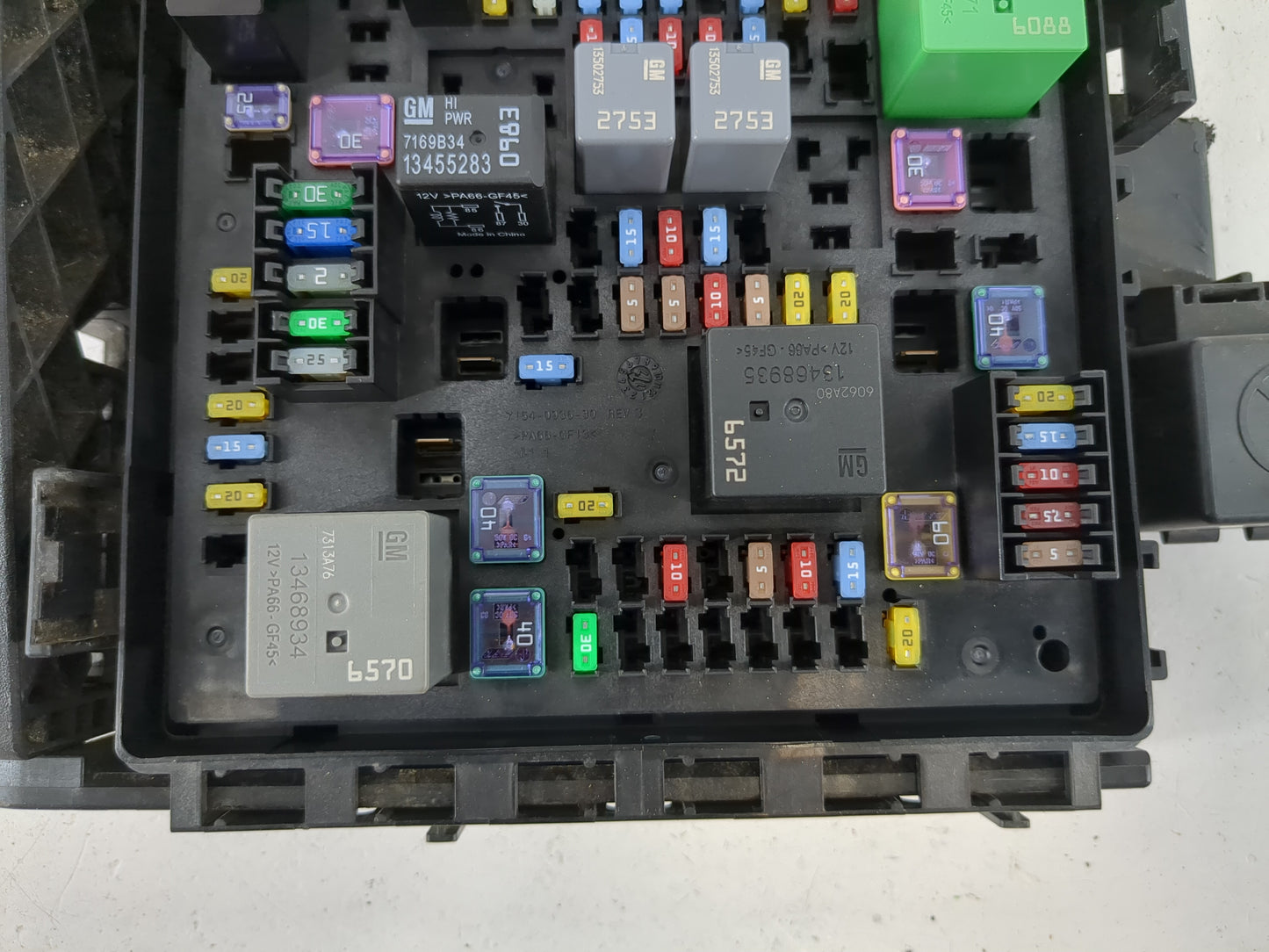 2019-2020 Buick Enclave Fusebox Fuse Box Panel Relay Module P/N:84303340 Fits Fits 2019 2020 2021 2022 OEM Used Auto Parts -
