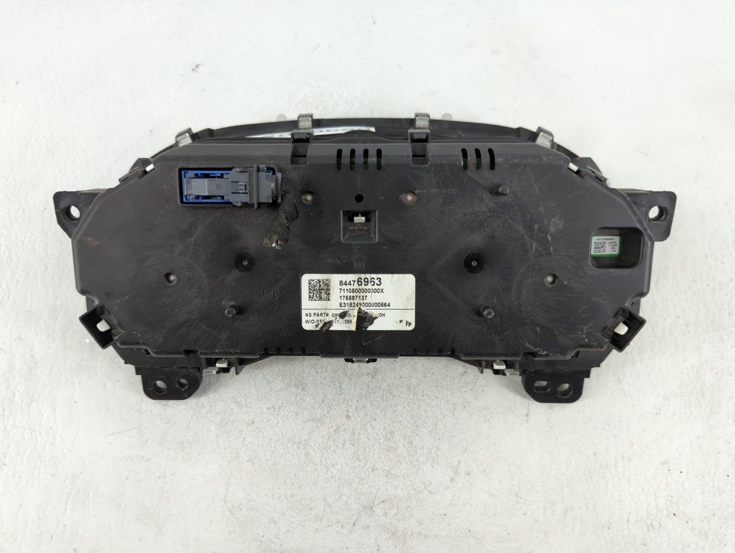 2018-2019 Buick Enclave Instrument Cluster Speedometer Gauges P/N:84476963 Fits Fits 2018 2019 OEM Used Auto Parts - Oemused