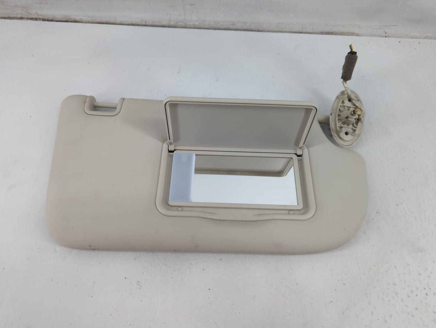 2019 Buick Encore Sun Visor Shade Replacement Passenger Right Mirror Fits OEM Used Auto Parts - Oemusedautoparts1.com