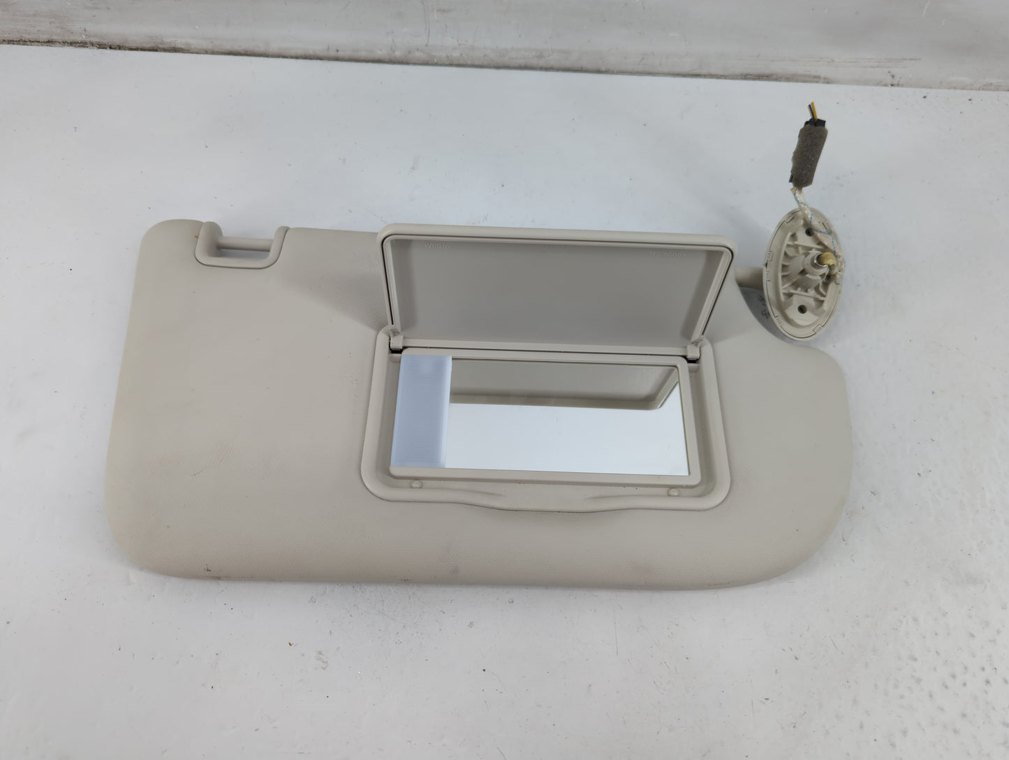 2019 Buick Encore Sun Visor Shade Replacement Passenger Right Mirror Fits OEM Used Auto Parts - Oemusedautoparts1.com