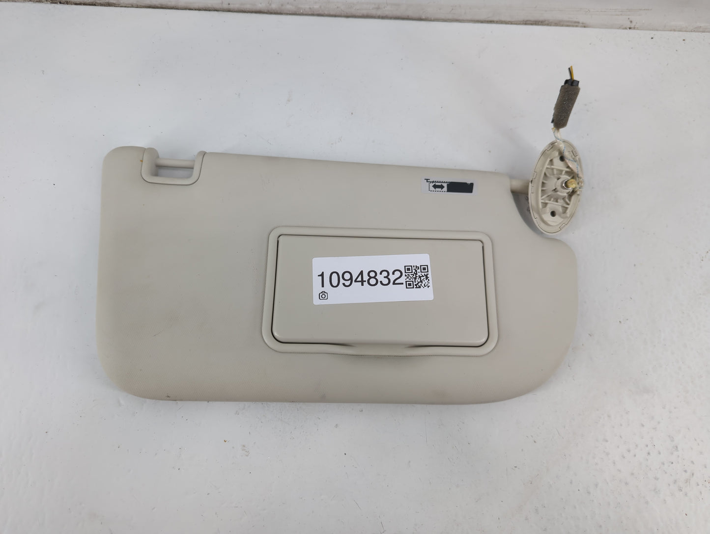2019 Buick Encore Sun Visor Shade Replacement Passenger Right Mirror Fits OEM Used Auto Parts - Oemusedautoparts1.com
