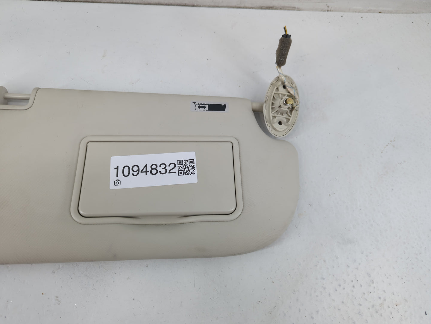 2019 Buick Encore Sun Visor Shade Replacement Passenger Right Mirror Fits OEM Used Auto Parts - Oemusedautoparts1.com