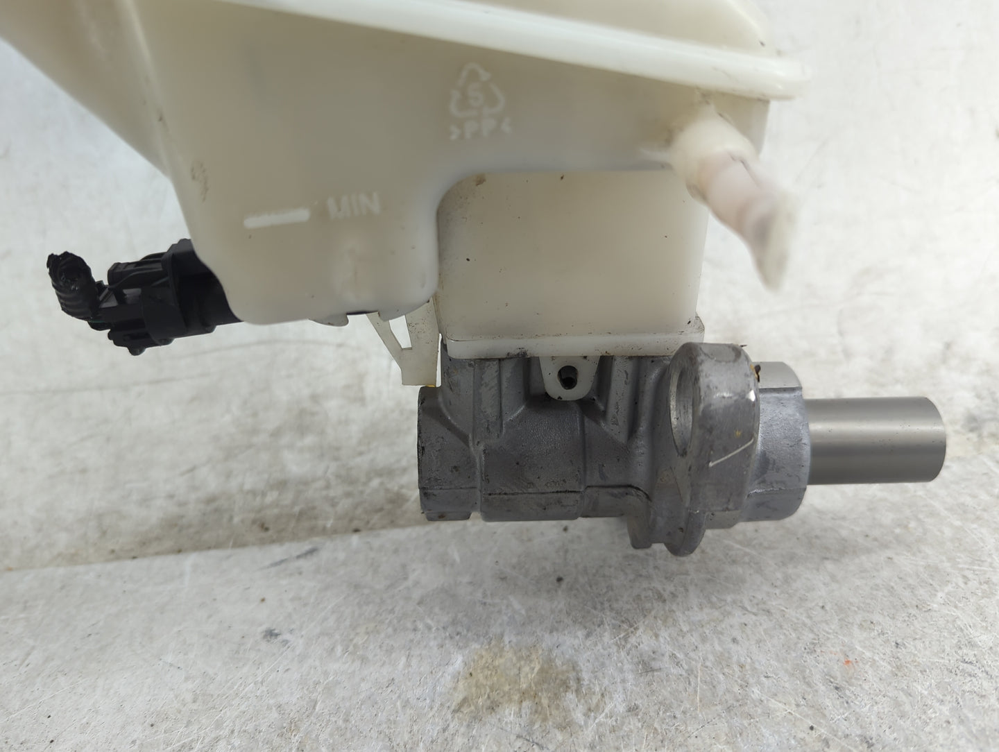 2013-2021 Buick Encore Brake Master Cylinder 1452074 - Oemusedautoparts1.com