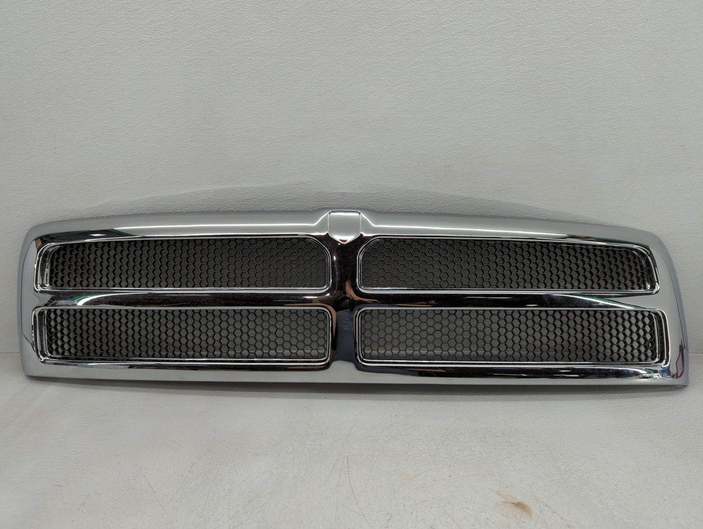 2017-2019 Buick Lacrosse Front Grille Bumper Not Included - Oemusedautoparts1.com
