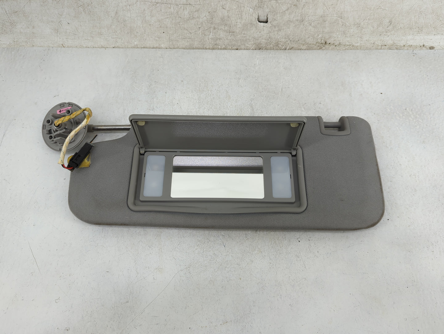 2019-2020 Cadillac Xt4 Sun Visor Shade Replacement Driver Left Mirror Fits Fits 2019 2020 OEM Used Auto Parts - Oemusedautop