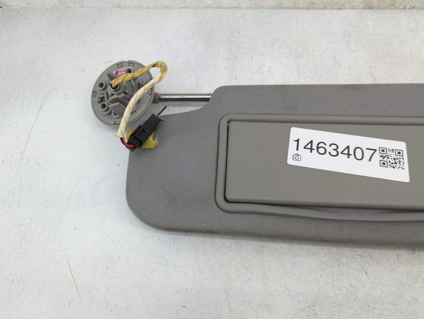 2019-2020 Cadillac Xt4 Sun Visor Shade Replacement Driver Left Mirror Fits Fits 2019 2020 OEM Used Auto Parts - Oemusedautop