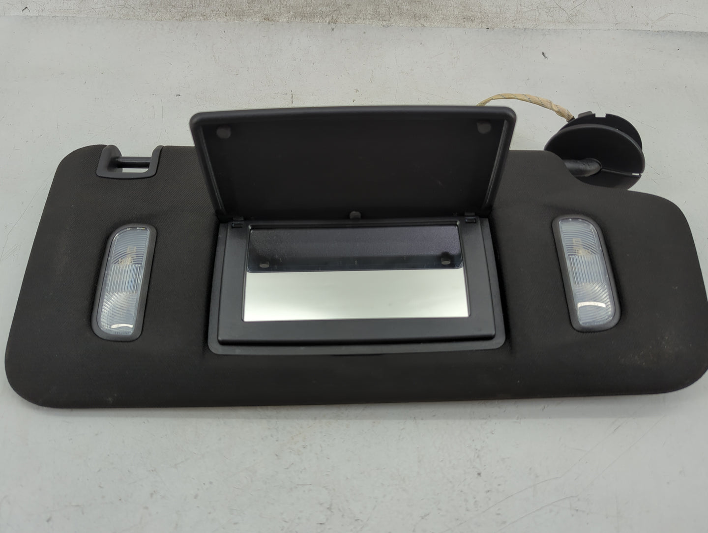 2017-2020 Cadillac Xt5 Sun Visor Shade Replacement Passenger Right Mirror Fits Fits 2017 2018 2019 2020 OEM Used Auto Parts 