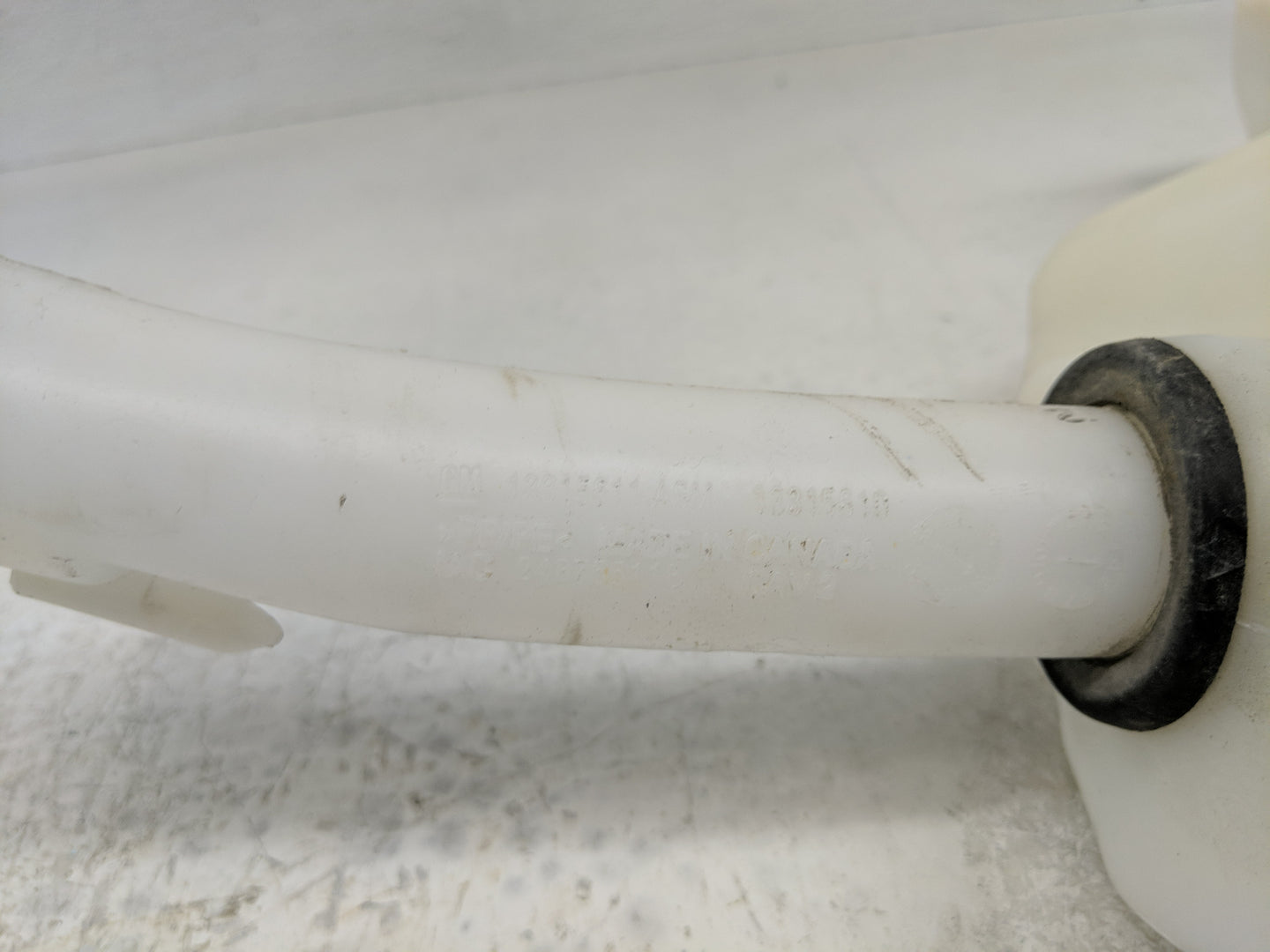 2013-2019 Cadillac Xts Windshield Washer Fluid Reservoir Bottle Oem - Oemusedautoparts1.com